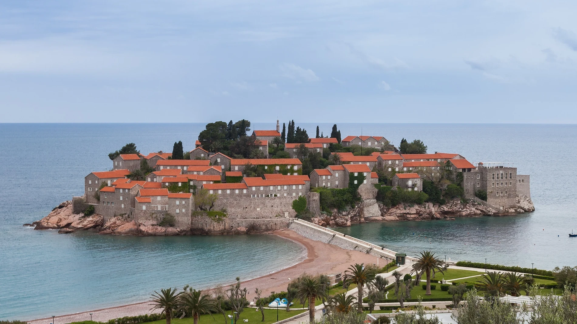 Sveti Stefan reabre sus playas rosas tras cinco años cerradas: el icono más exclusivo de Montenegro vuelve a recibir turistas