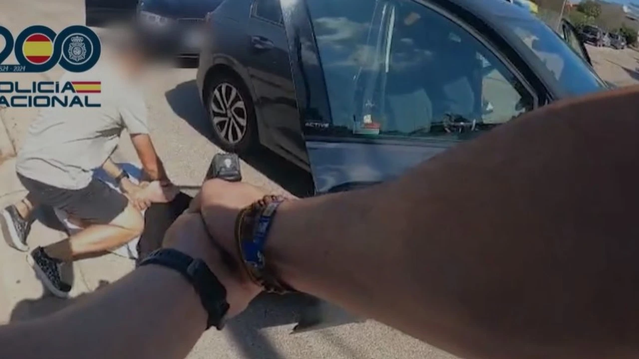 La Policía Nacional detiene a dos fugitivos buscados por estafas con el método del falso empleado de banca y robos en domicilios