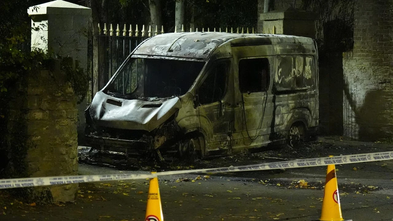 Hombre encapuchados atacan a la policía irlandesa frente a un hotel para migrantes en Dublín