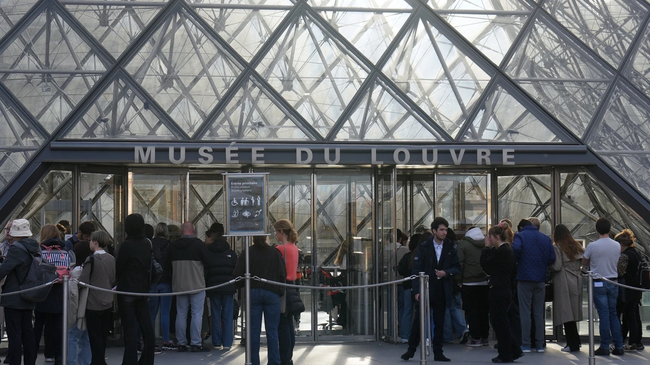 La empresa de la grúa que usaron los ladrones del Louvre presume en redes de su eficacia: 