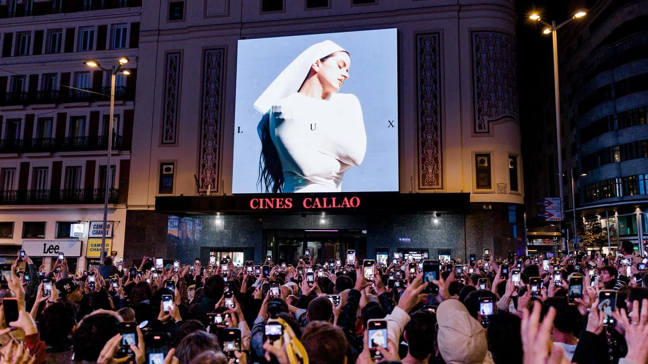 Esta es la multa que podrían poner a Rosalía por el evento sorpresa de su disco en Callao