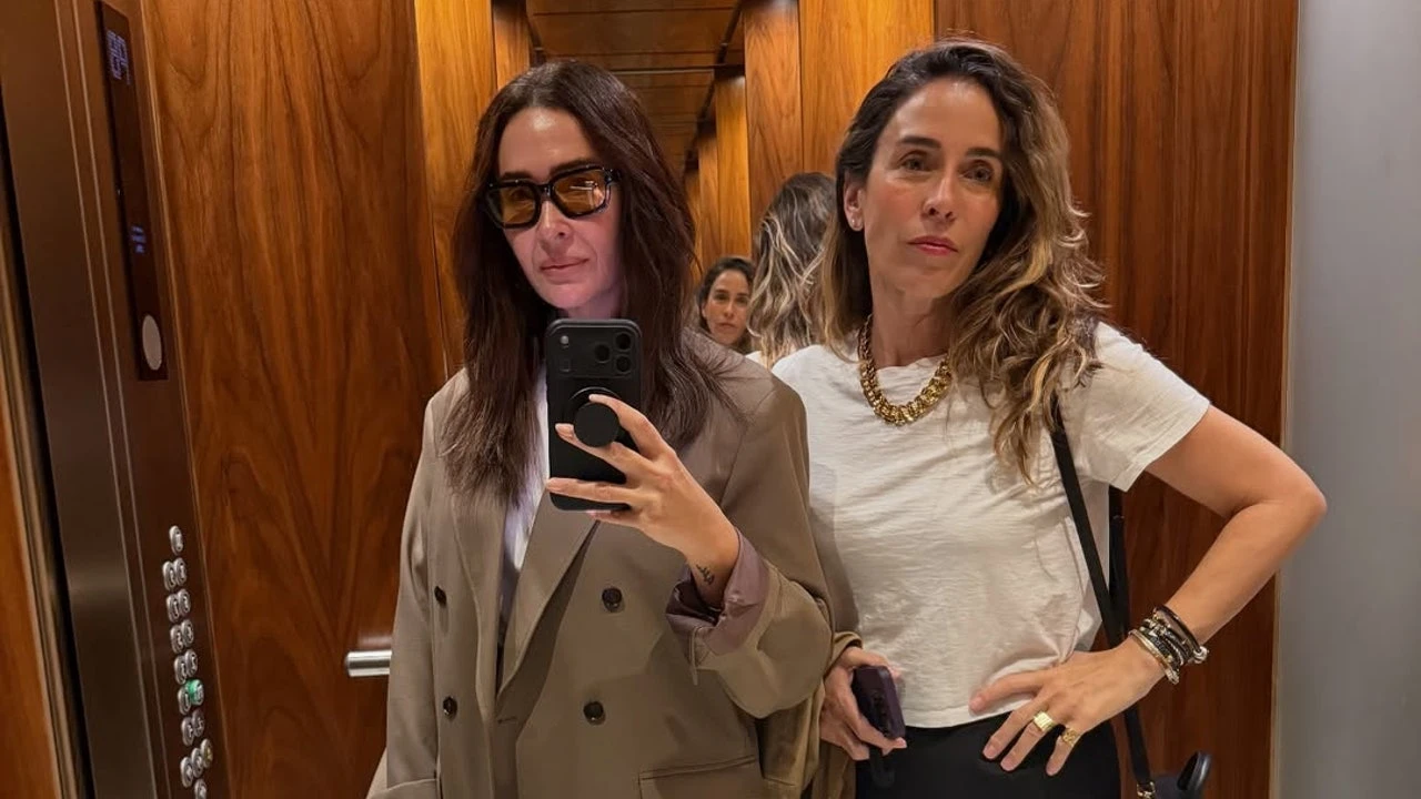 Vicky Martín Berrocal deja claro desde México cómo llevar el traje de la forma más casual (y con zapatillas)