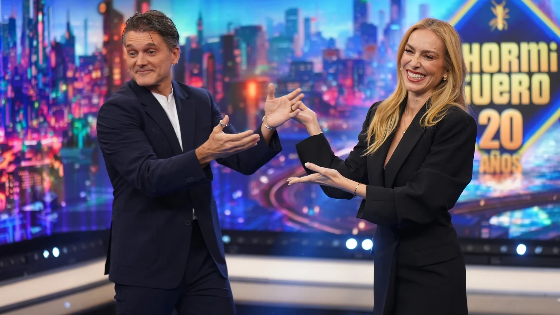 Kira Miró en 'El Hormiguero': el vestido blazer negro que redefine el traje más elegante con botas altas efecto tipazo