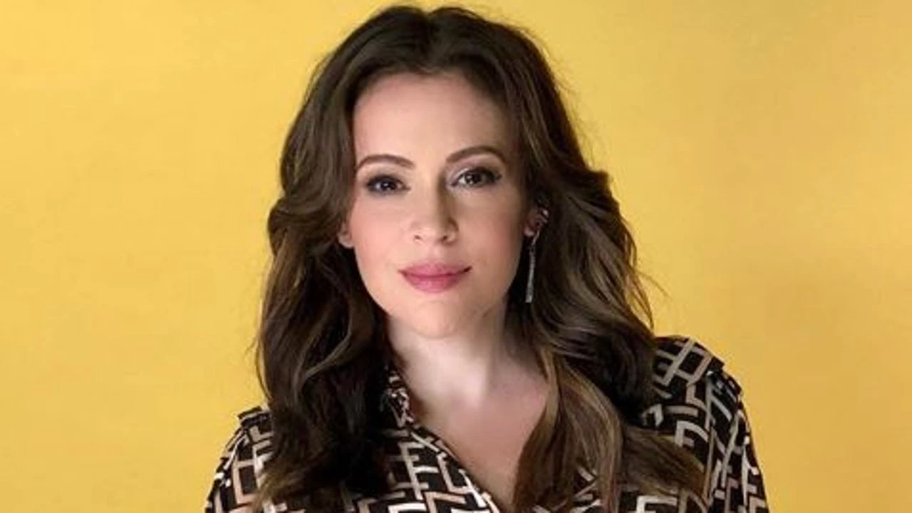 Alyssa Milano se despide de sus implantes mamarios: 