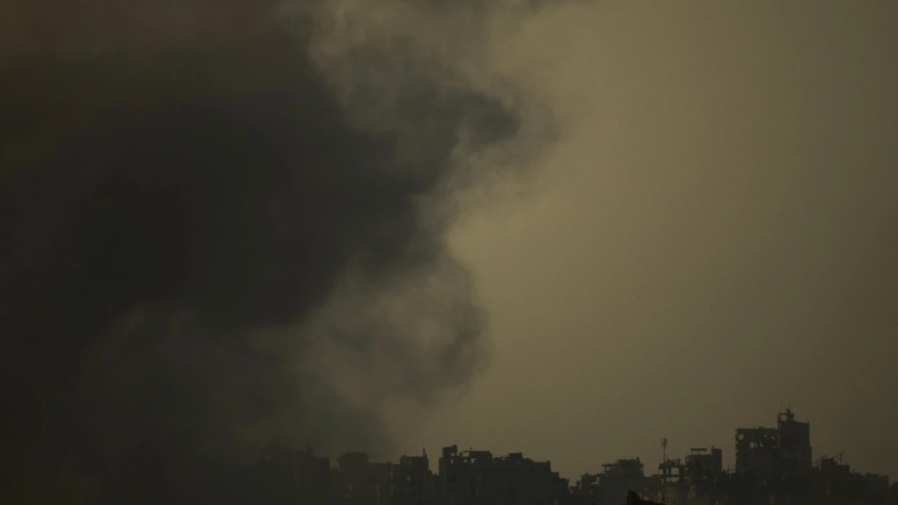 Israel mata a un centenar de palestinos en Gaza y miles de personas huyen al sur