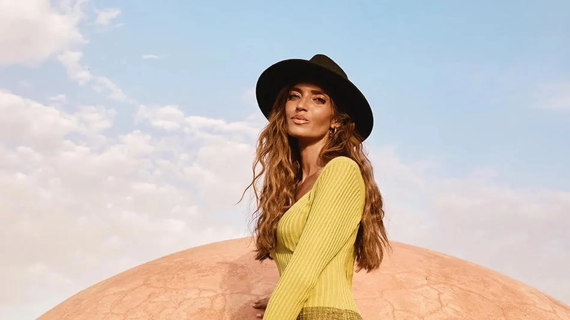 Sara Carbonero confirma que el vestido boho más bonito de la primavera está en su propia firma: flores, botas cowboy y sudadera para las fiestas de su pueblo