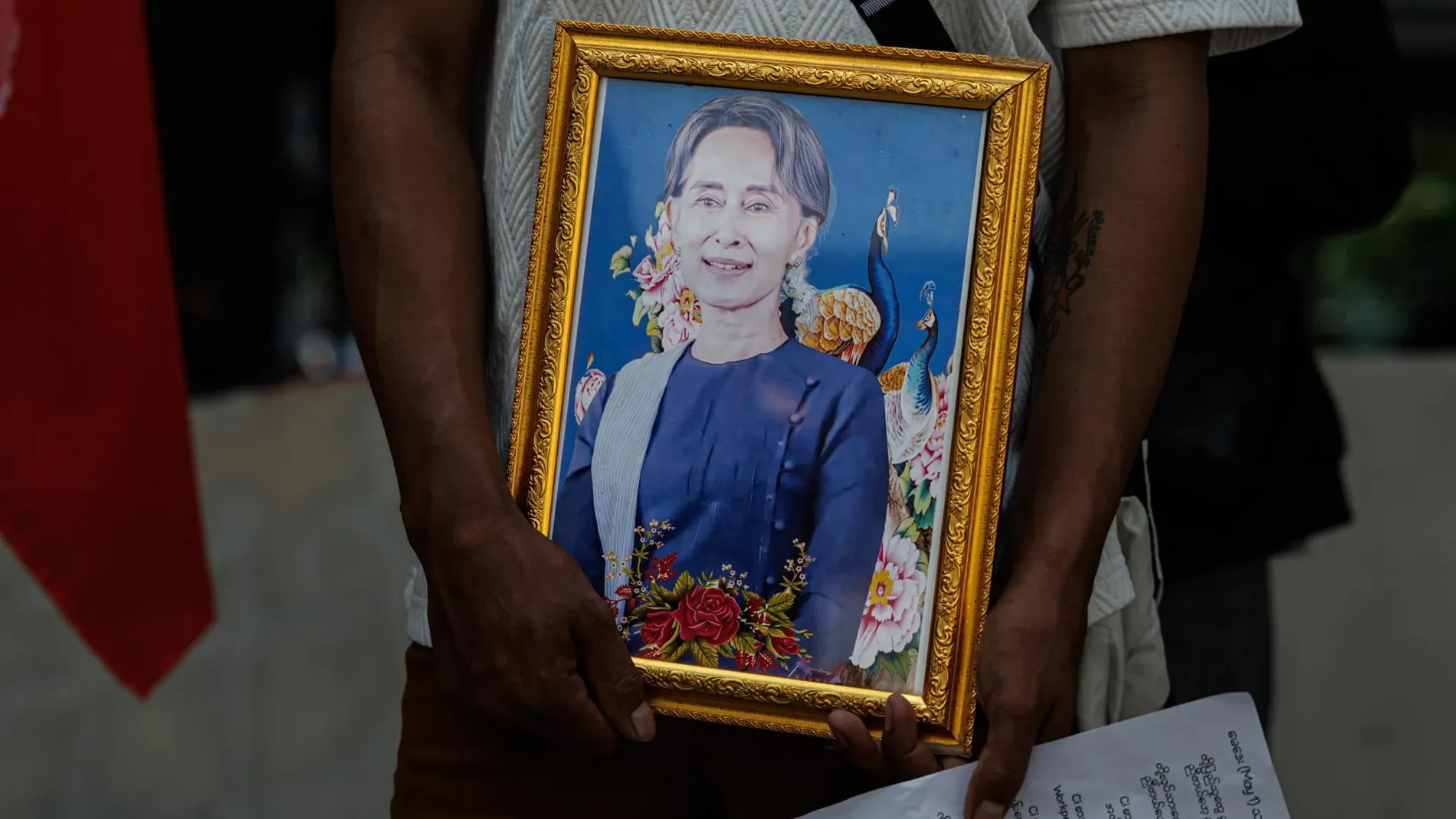 Sin noticias de la exlíder democrática birmana Aung San Suu Kyi un mes después del supuesto traslado a un arresto domiciliario