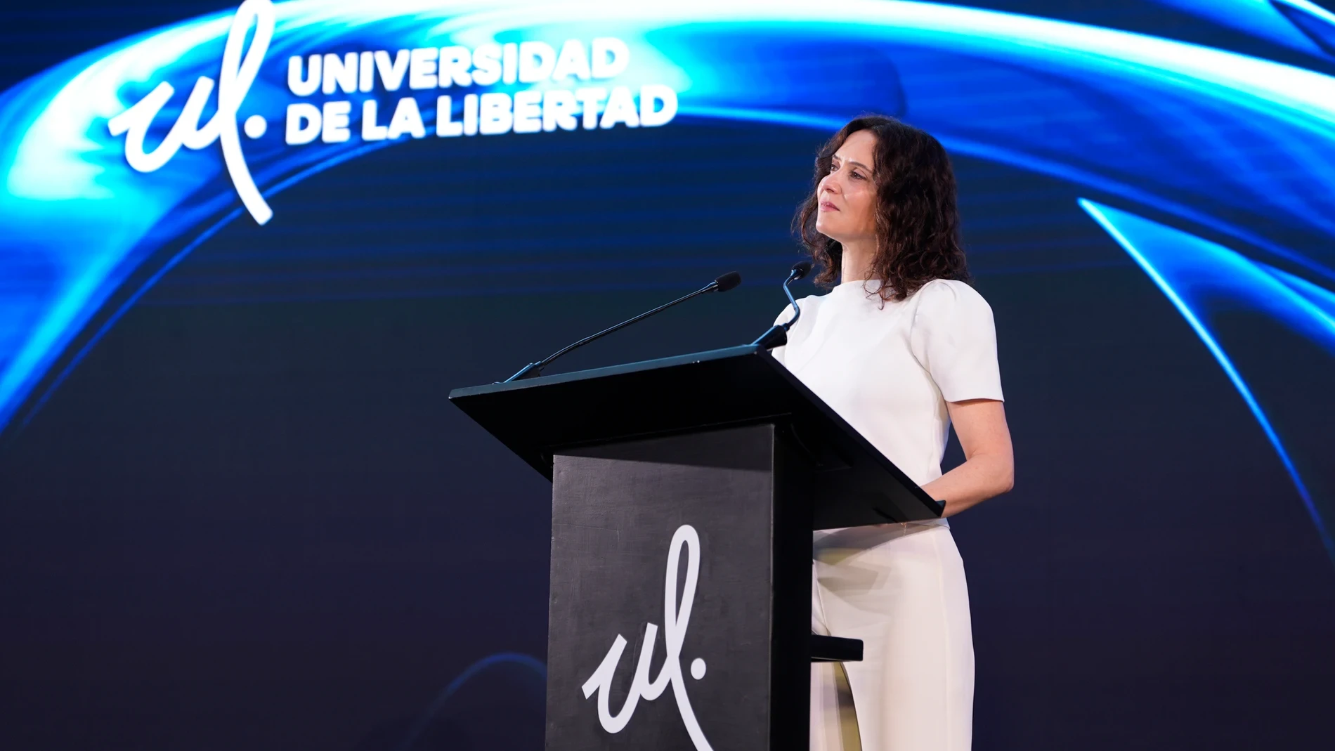 Ayuso apuesta por el blanco más sofisticado en México con el conjunto minimalista que redefine su imagen internacional