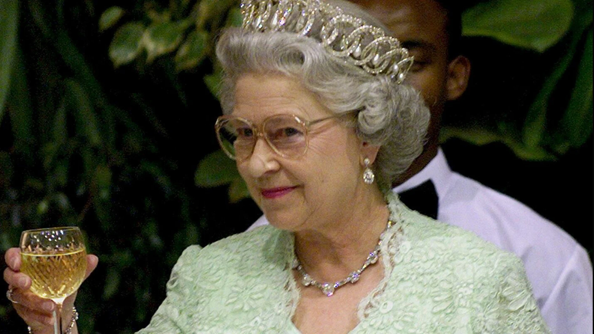 Los secretos mejor guardados de la mesa real: un exmayordomo revela qué comen y beben Carlos III e Isabel II