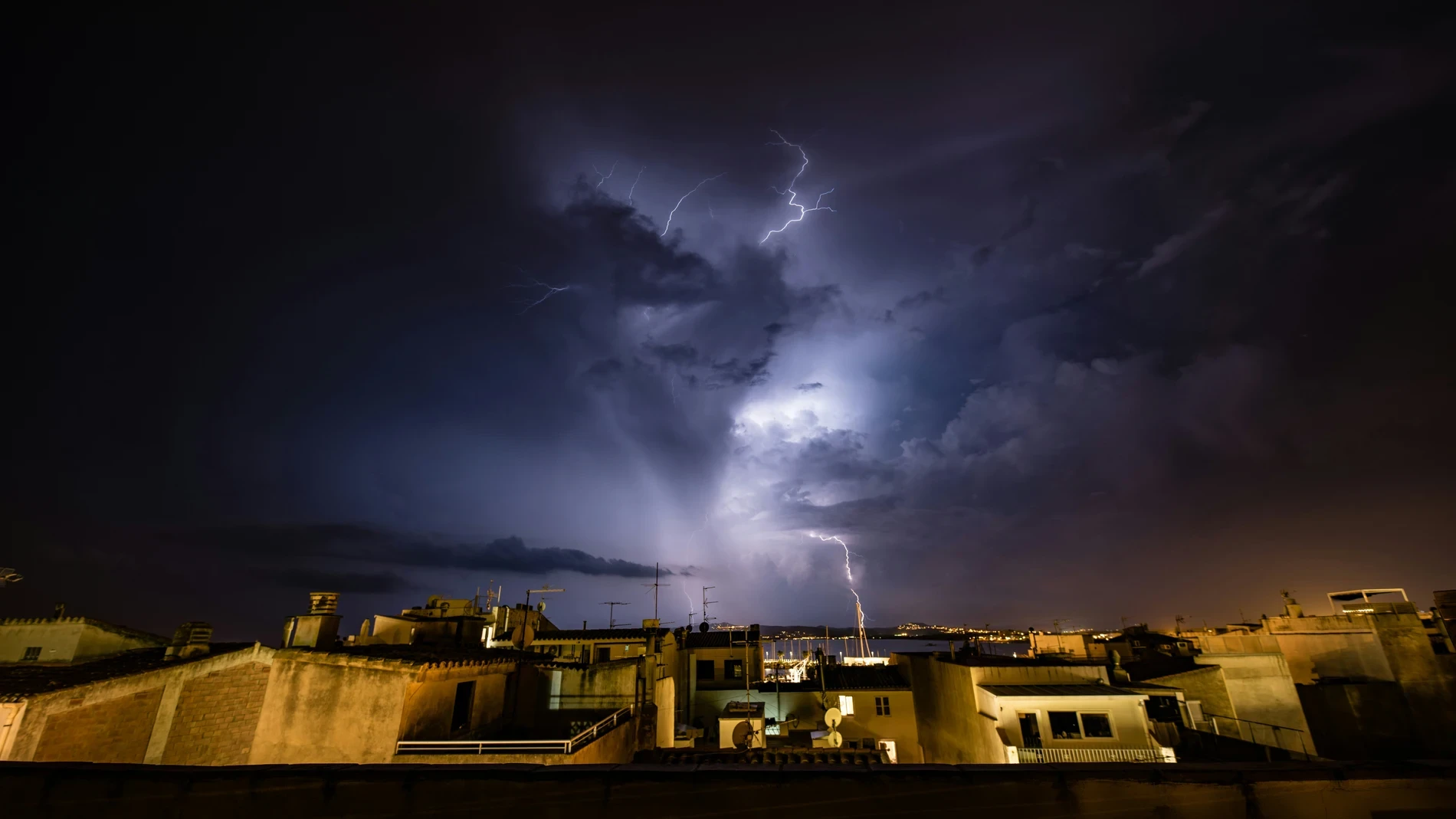 Tormentas eléctricas, granizo y fuertes vientos: fin de semana de tiempo adverso en estas zonas de España