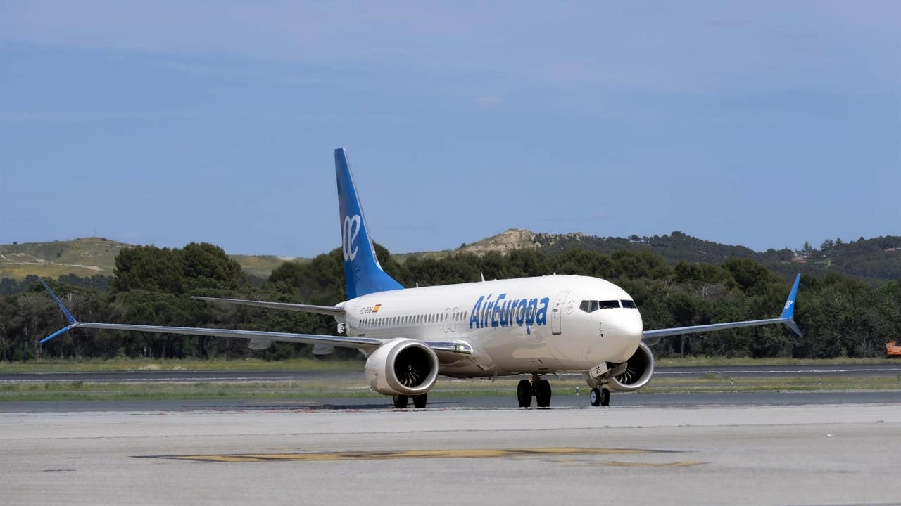 Un niño de 13 años se cuela en un avión por curiosidad y vuela dos horas sin billete ni supervisión: lo encuentran caminando por la pista