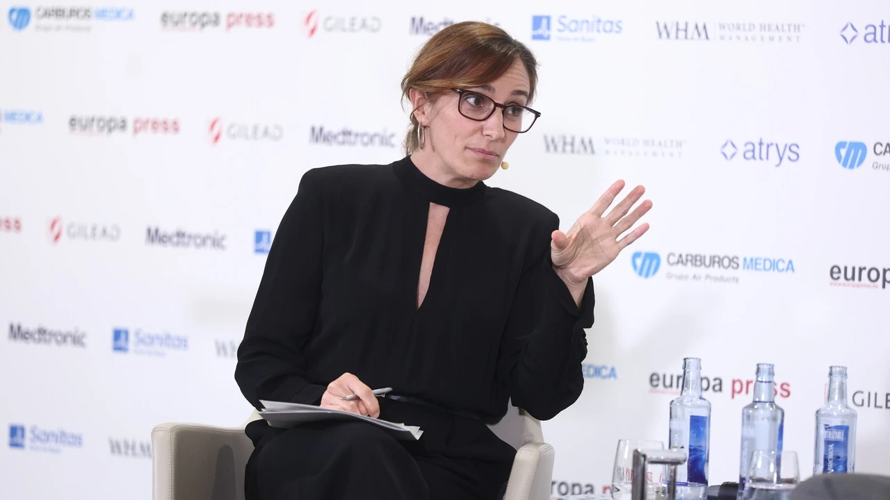 Mónica García sugiere a los médicos que presenten su estatuto 