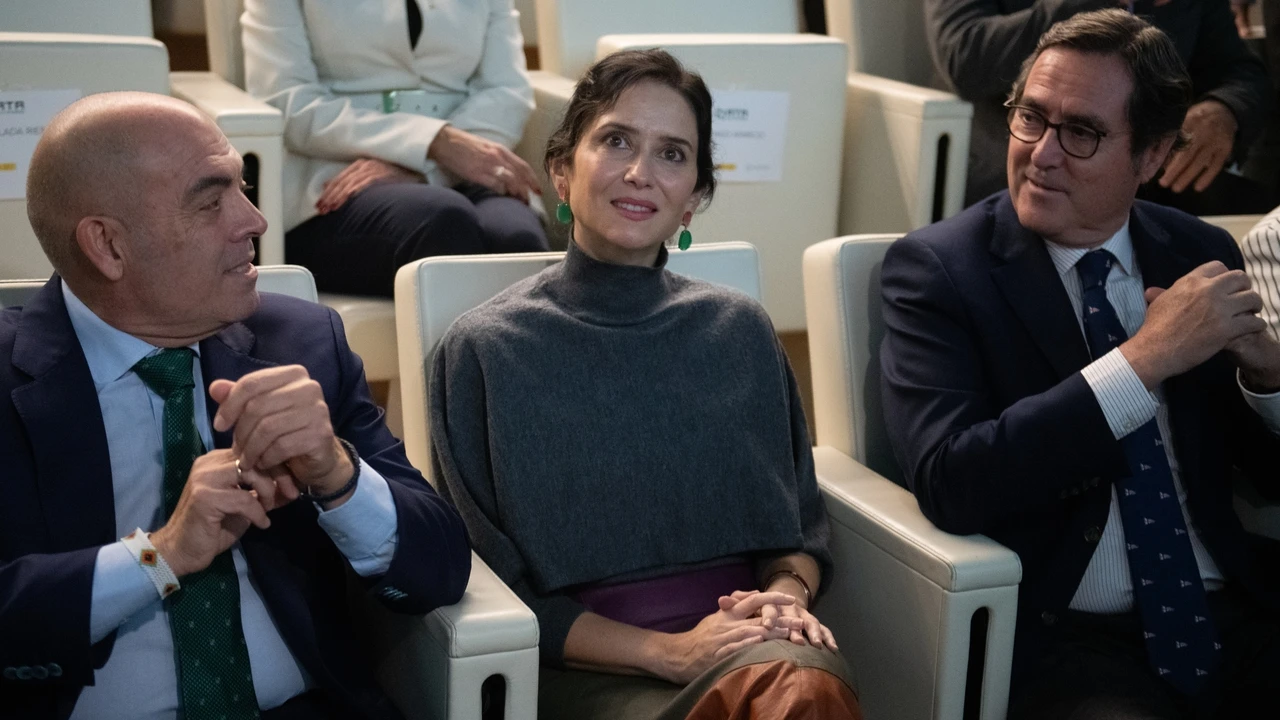 Ayuso se atreve con la falda de piel multicolor más original del otoño: así la combina con elegancia en el trabajo