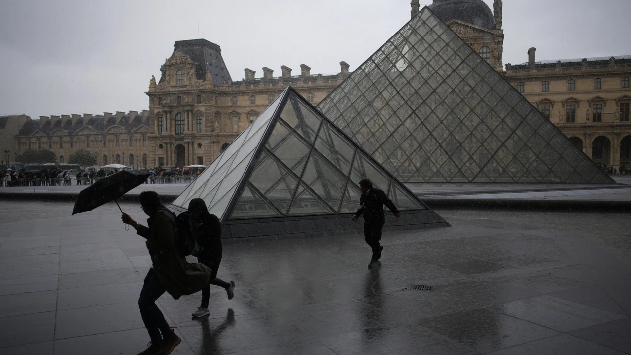 Imputan y encarcelan provisionalmente a dos sospechosos por el robo del Louvre en París