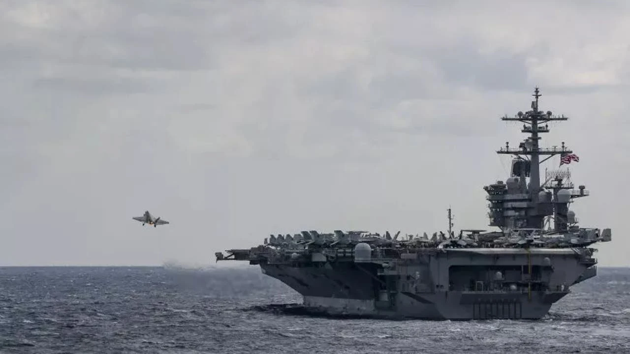 Un helicóptero y un caza que habían desgegado del portaaviones Nimitz se estrellan en el Mar de China con 30 minutos de diferencia