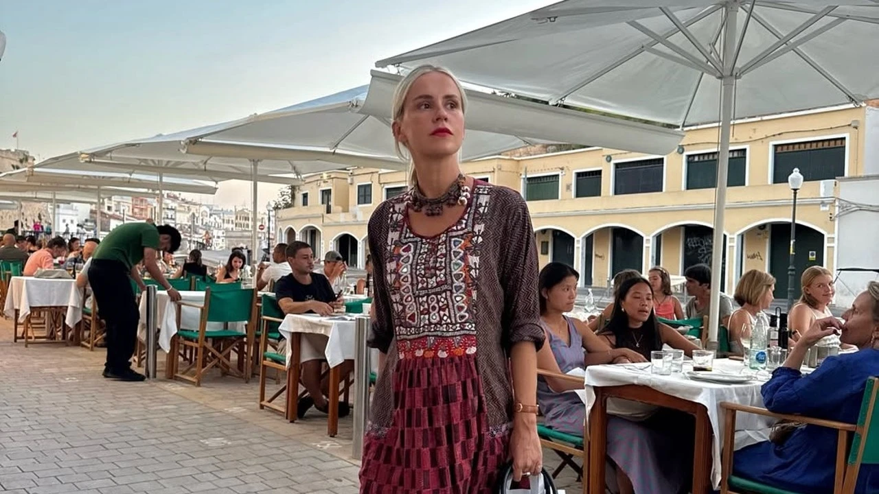Mónica Anoz tiene el vestido ideal para pasar del verano al otoño