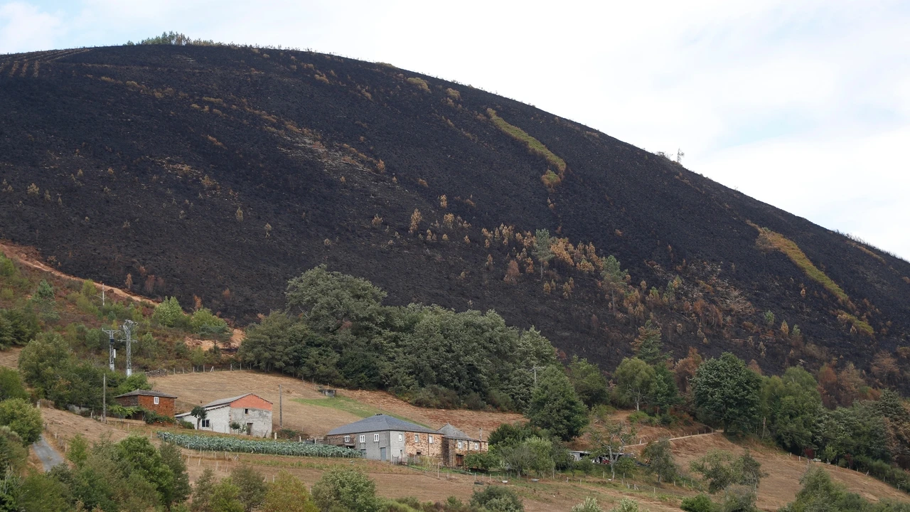 Extinguidos los tres incendios más grandes de la historia de Galicia, libre ya del fuego