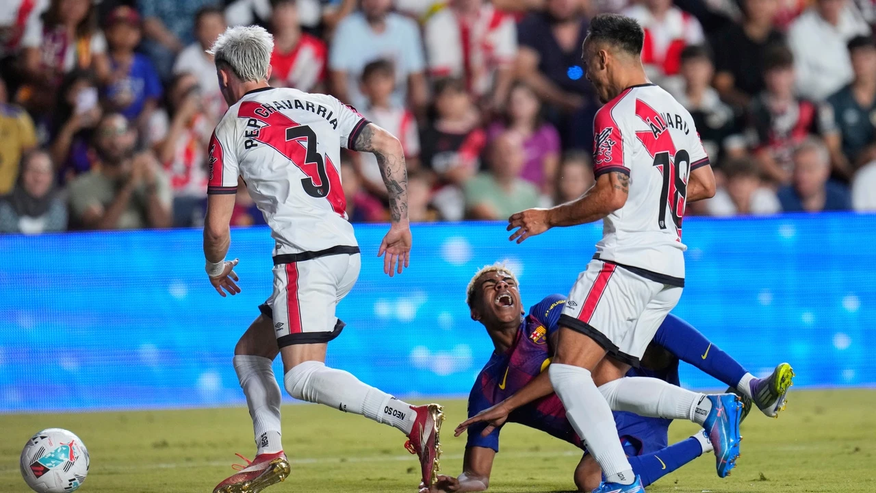 Polémica: el VAR se estropeó en Vallecas... Y al Barça le pitaron este penalti a favor por derribo a Lamine Yamal