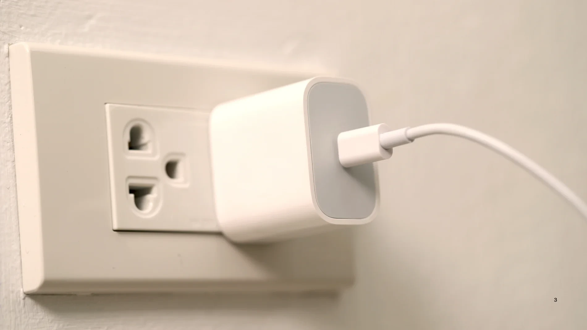El error que muchos cometen al dejar el cargador enchufado y que puede aumentar el consumo eléctrico
