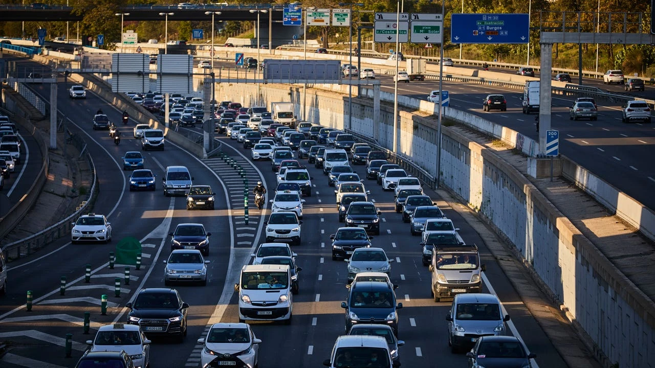 Multa de la DGT de 200 euros por hacer esta acción en retenciones: 