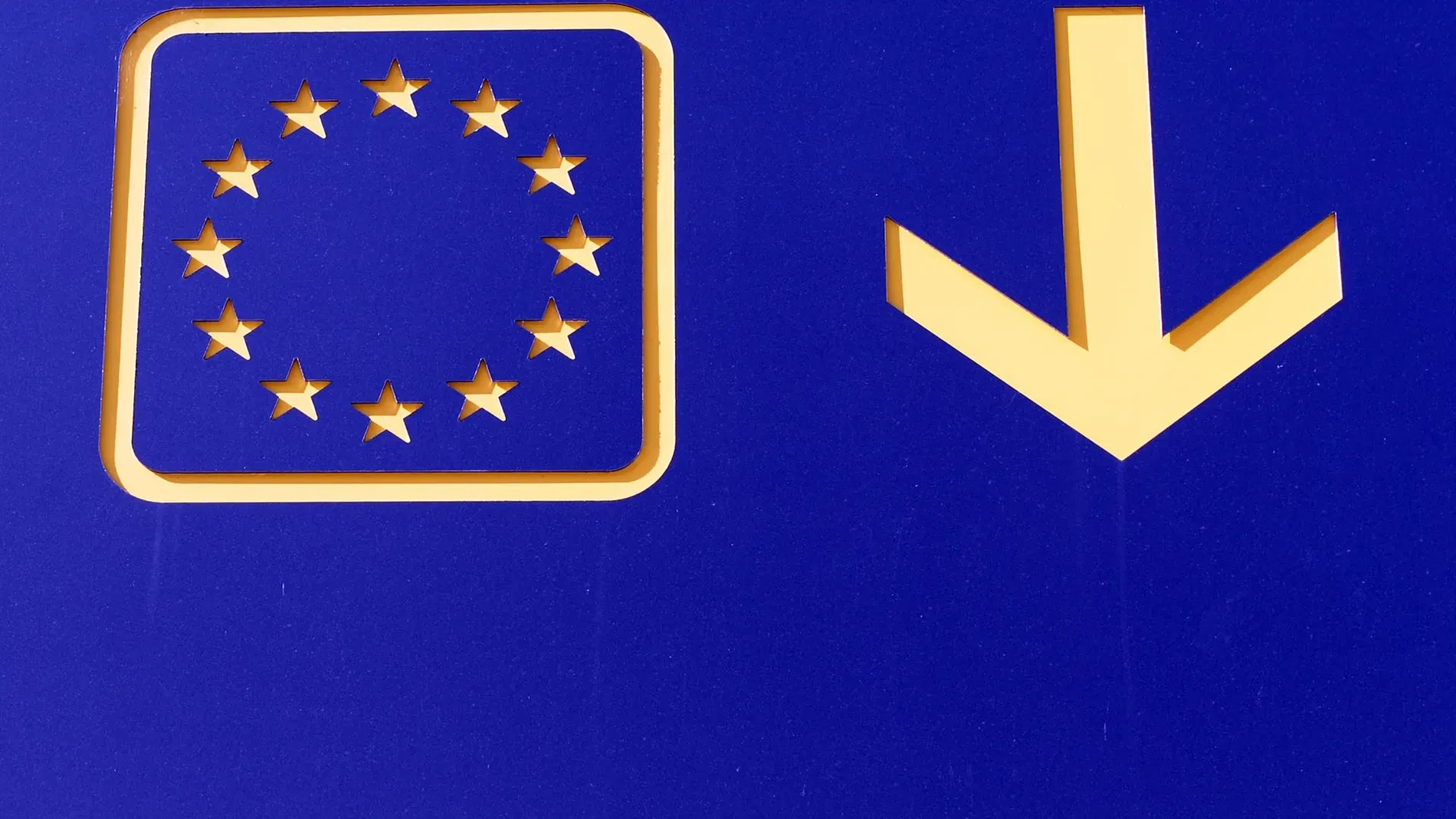 Bruselas pide a Francia, Alemania, Italia y a otros seis países más retirar los controles en la frontera interior que chocan con las reglas Schengen
