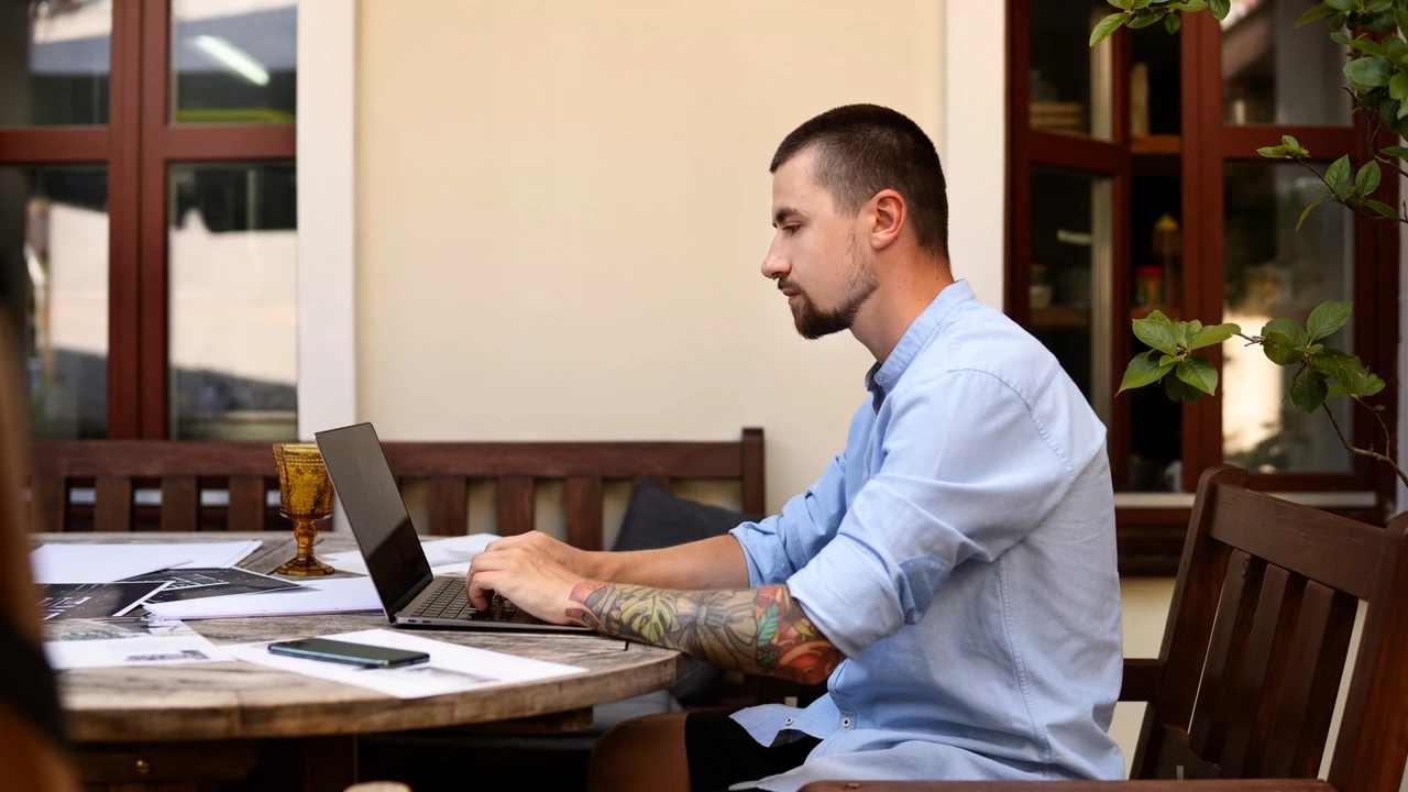 Si pasas muchas horas sentado al día, debes tomar estos alimentos