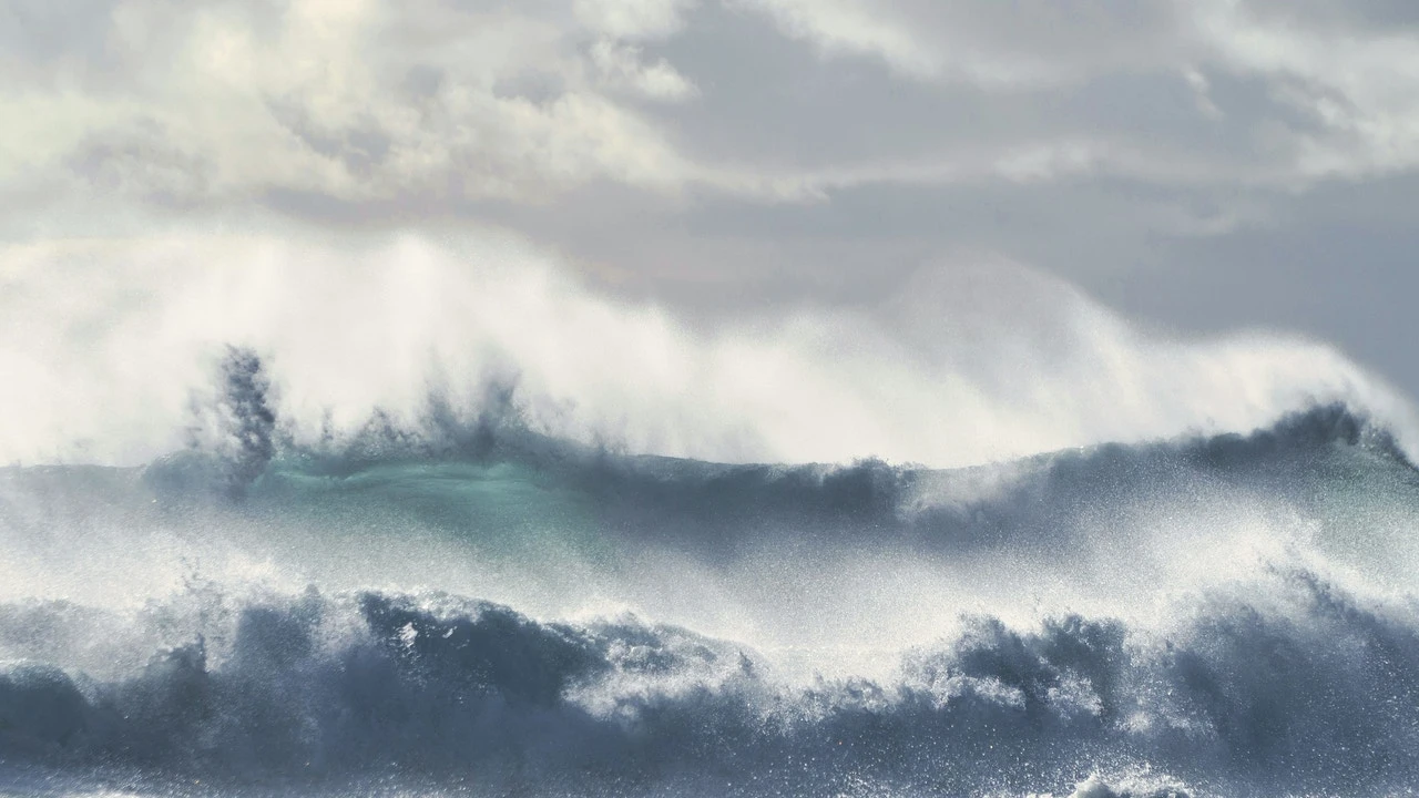 Por esta razón no existen olas de 100 metros (y qué récords reales se han medido)