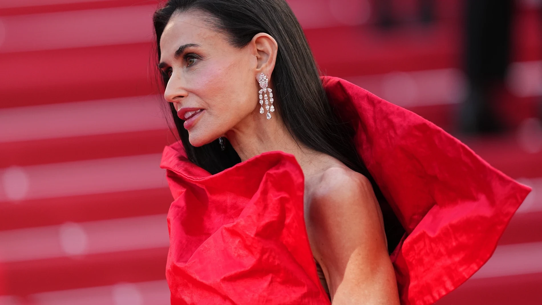 Demi Moore vuelve a reinar en Cannes con el vestido rojo más impactante y teatral de esta edición
