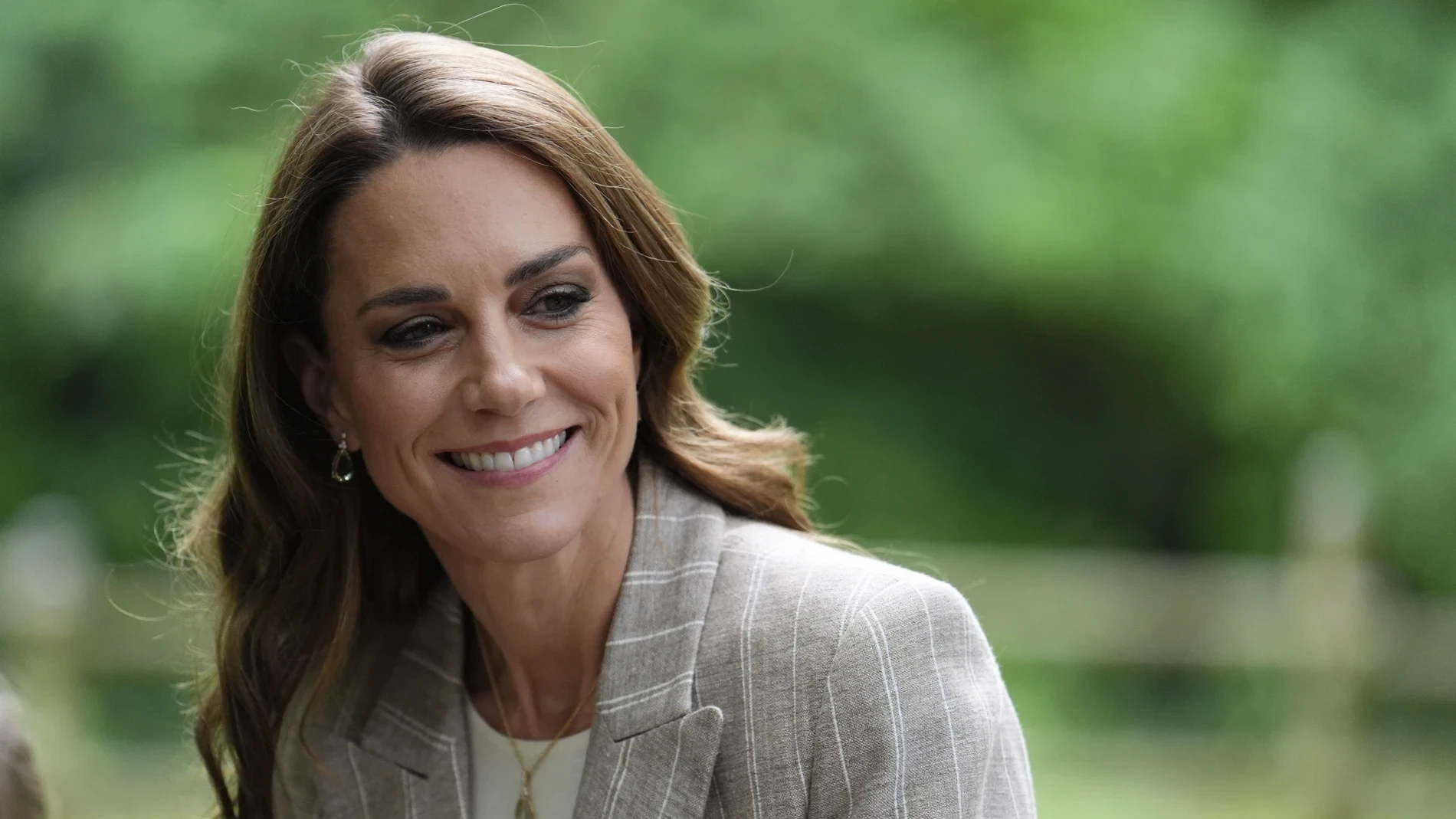 Kate Middleton suaviza su estilo en Italia: de la blazer de raya diplomática a la falda plisada más elegante de la primavera