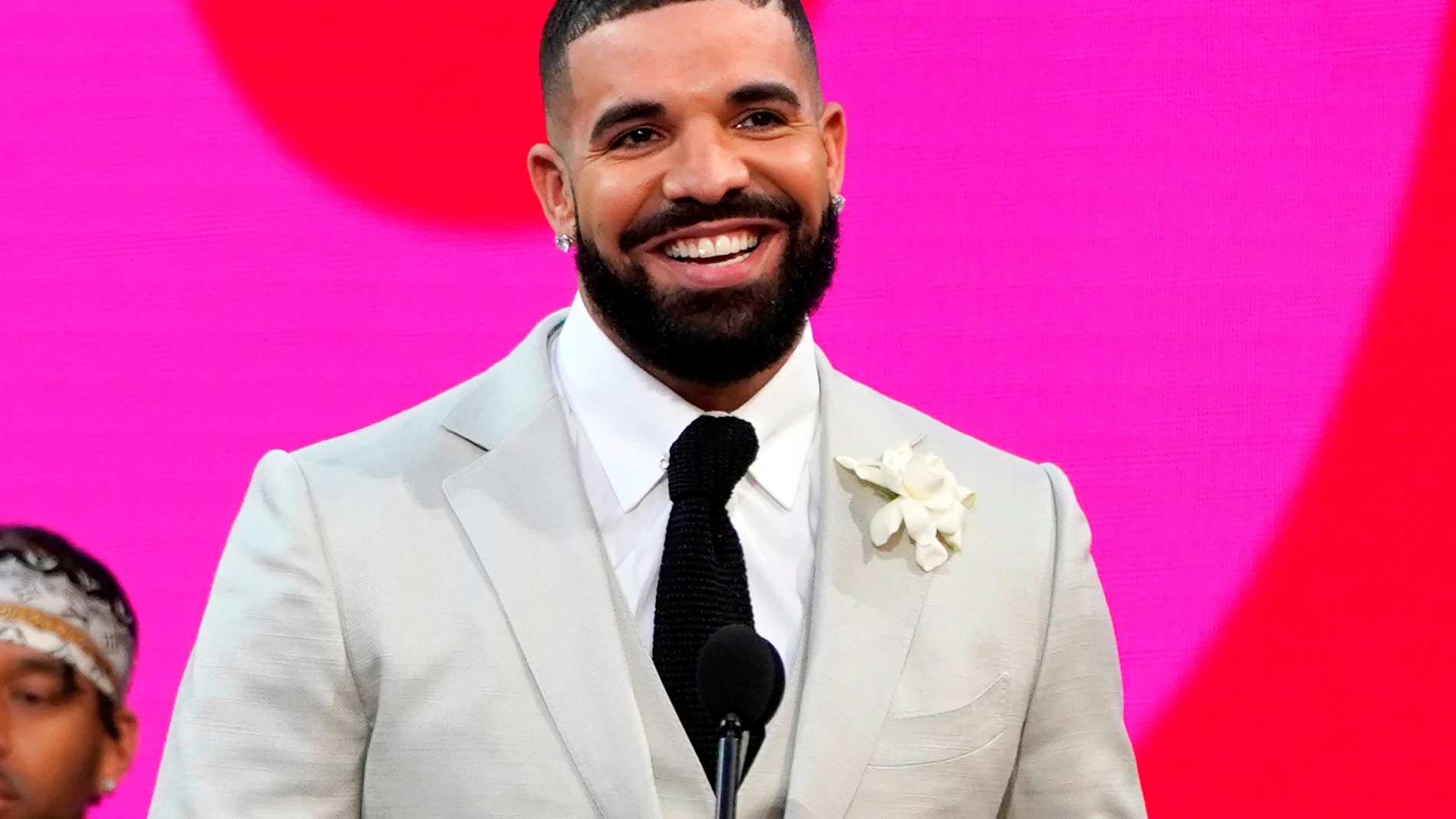 Drake rompe el récord histórico de Michael Jackson y se convierte en el artista masculino con más números uno en solitario