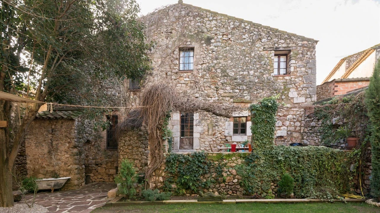 Airbnb invertirá 50 millones para impulsar el turismo rural en España con renovaciones de viviendas, ayudas a pymes y campañas de promoción