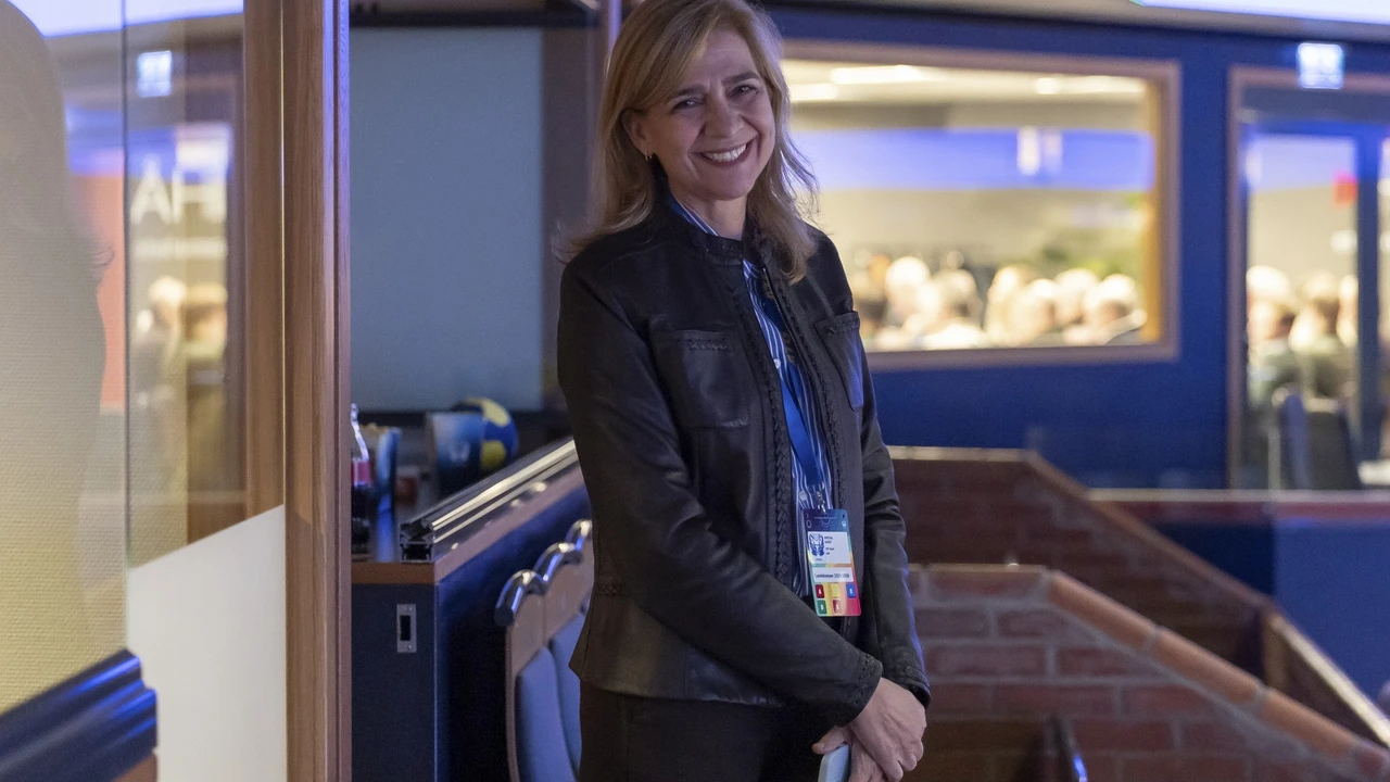 La Infanta Cristina confirma en Estocolmo que la cazadora de piel sigue siendo el básico del otoño