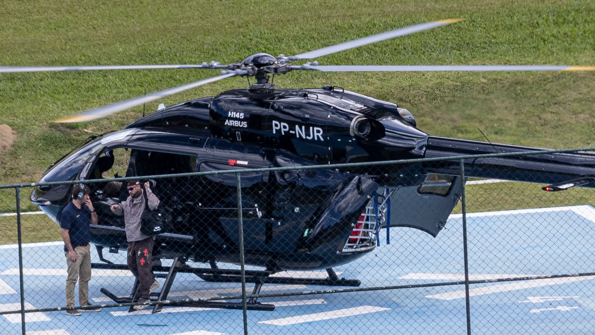 Así es el helicóptero militar de 13 millones con el que Neymar llegó a la concentración con Brasil