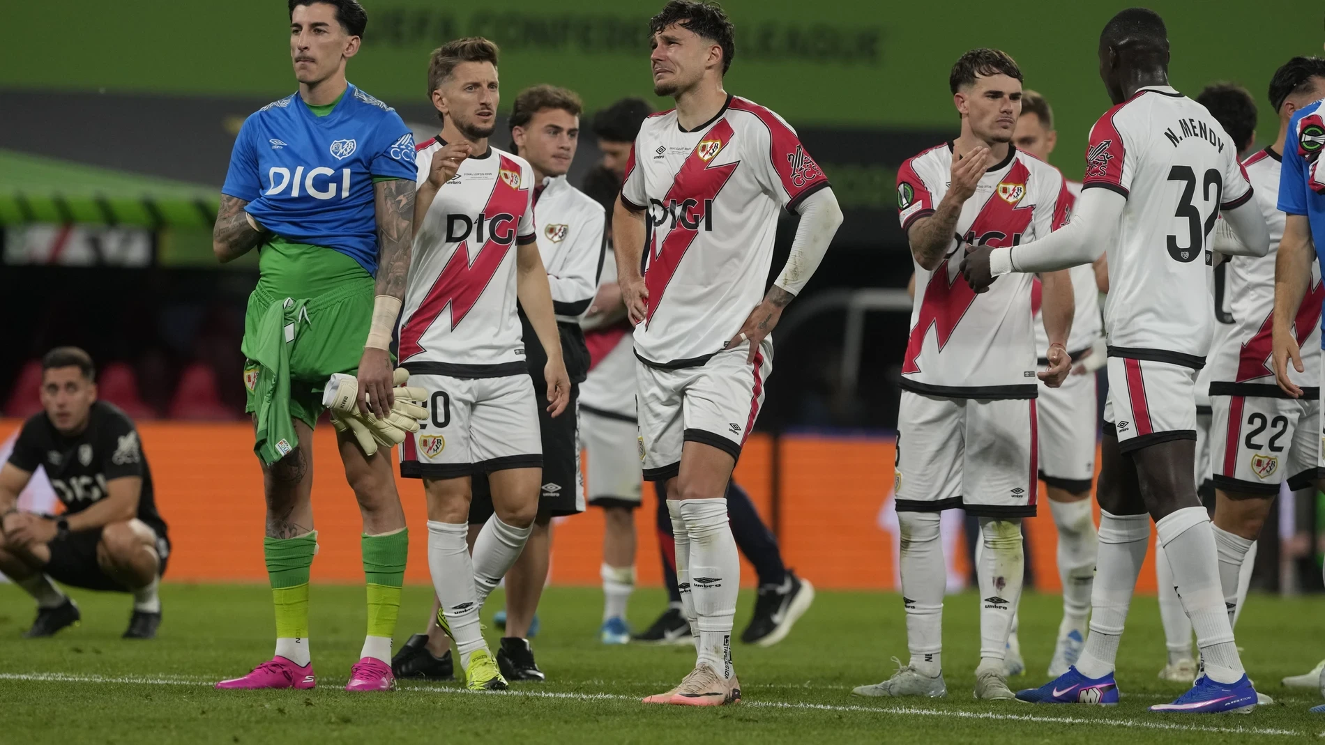 Lloraron los jugadores del Rayo, lloraron los aficionados: “Es una gozada haber dado un poco de alegría al barrio, pero duelo no darles el título”