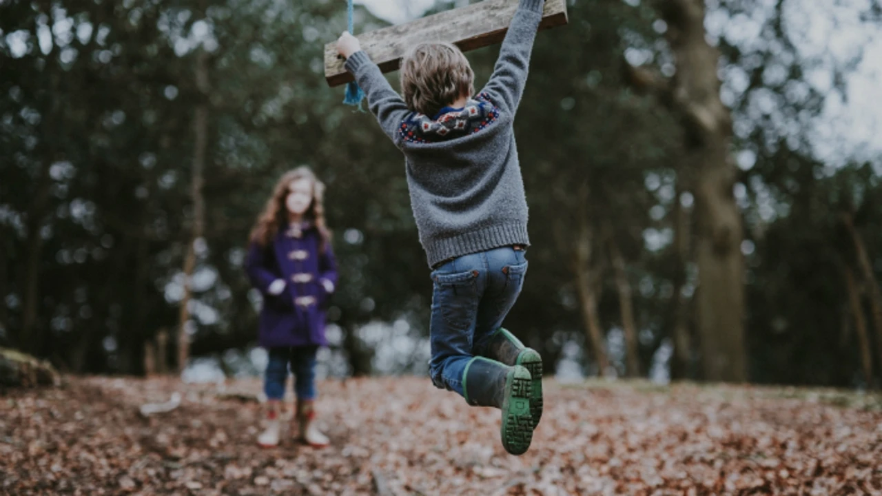 La receta para una salud duradera empieza en la infancia: aire limpio, naturaleza y fuertes vínculos sociales