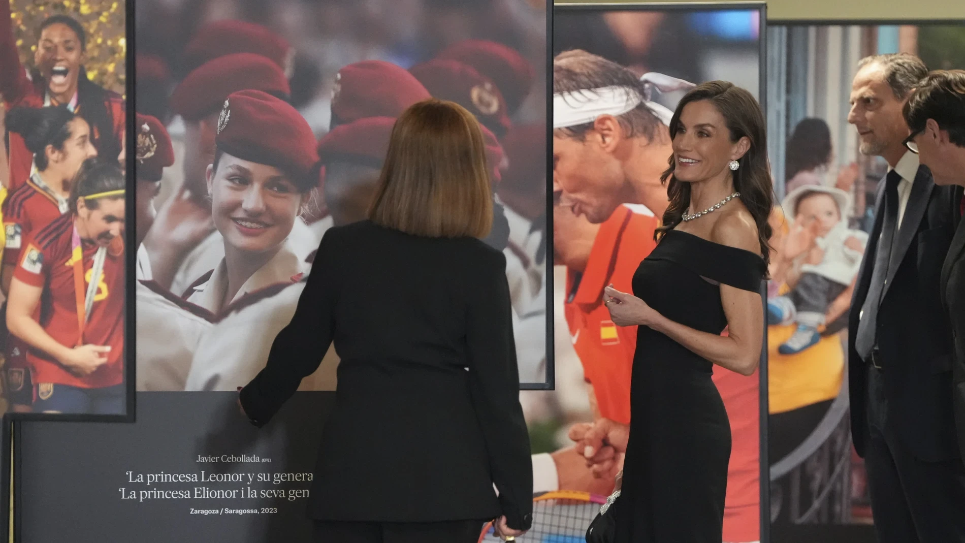 La Reina Letizia recupera su vestido negro más impecable en Barcelona: escote Bardot, joyas históricas y elegancia en una noche de periodismo