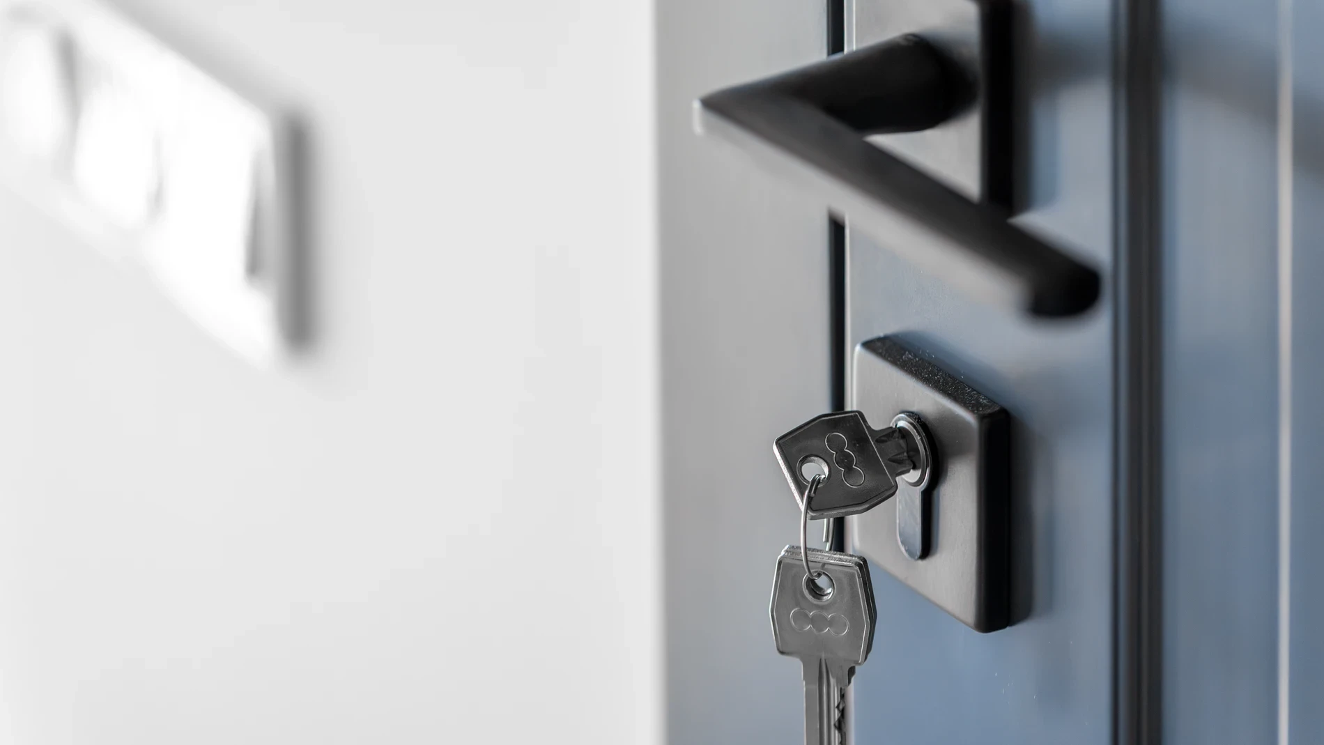 Por qué no se debe dejar la llave puesta en la cerradura de la puerta de casa durante la noche