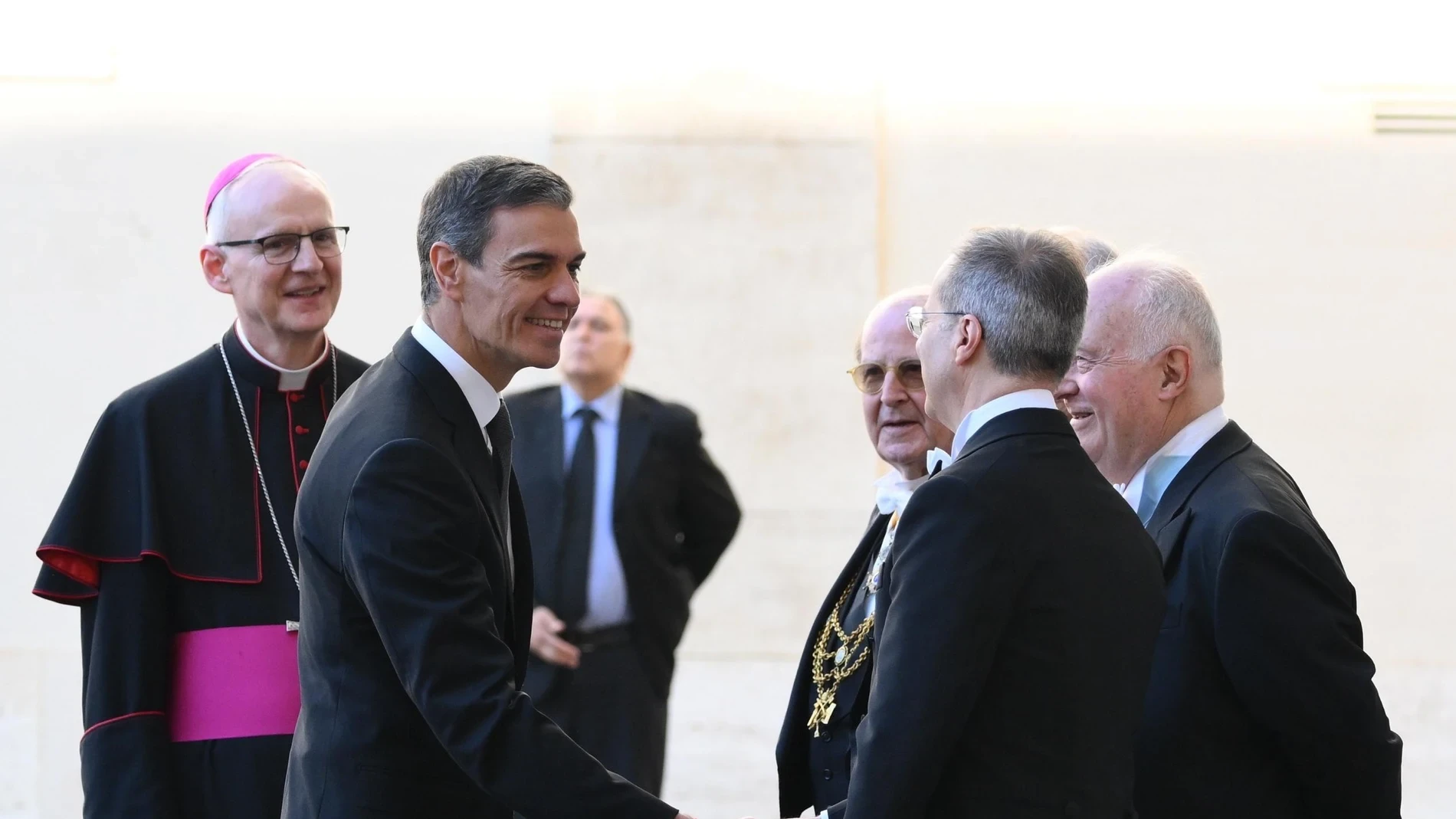 Pedro Sánchez, en el Vaticano para reunirse con León XIV, el día en que la UCO entra en Ferraz