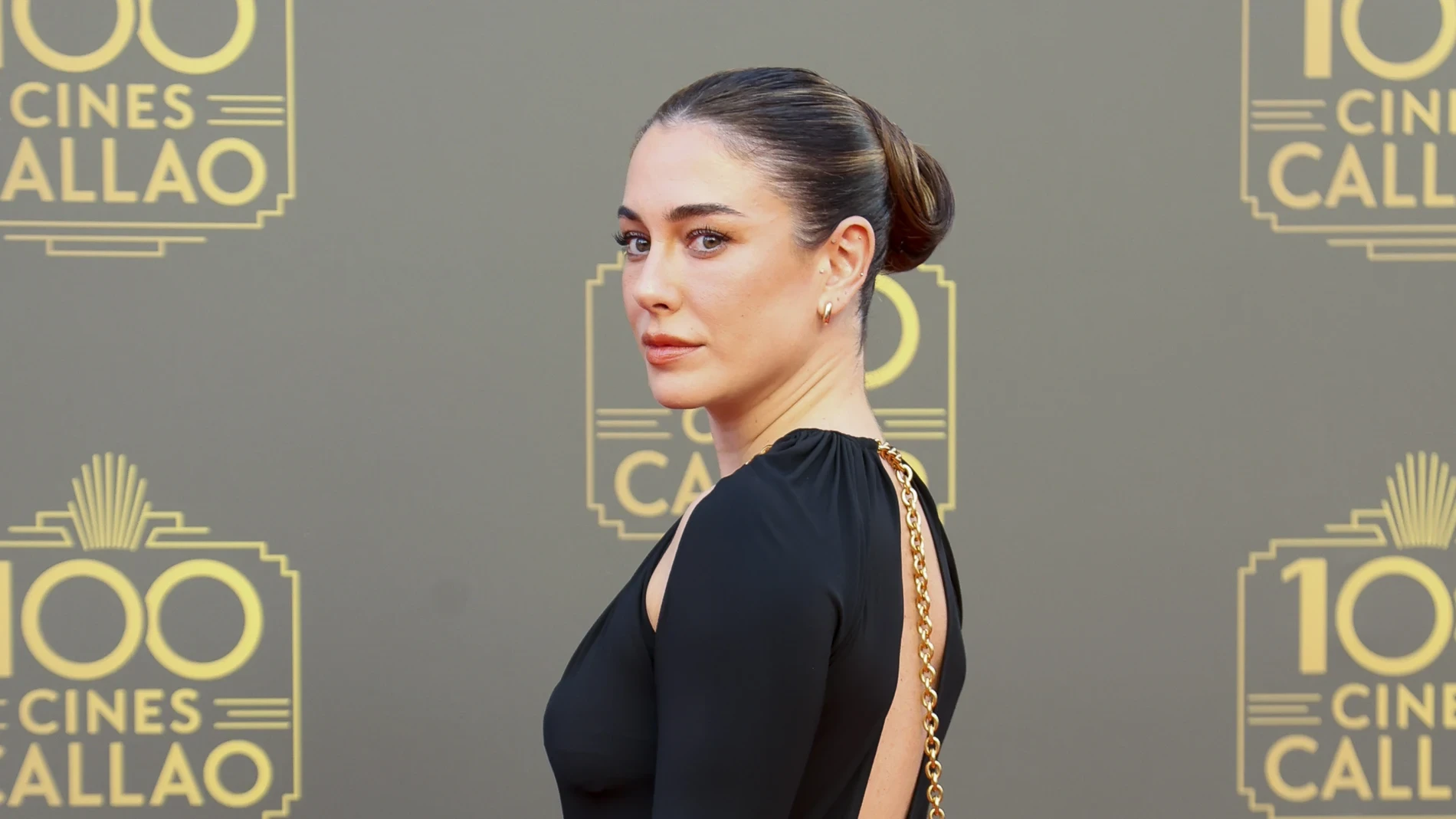 Blanca Suárez tiene el vestido negro perfecto para una noche especial: hombros al descubierto y silueta efecto tipazo