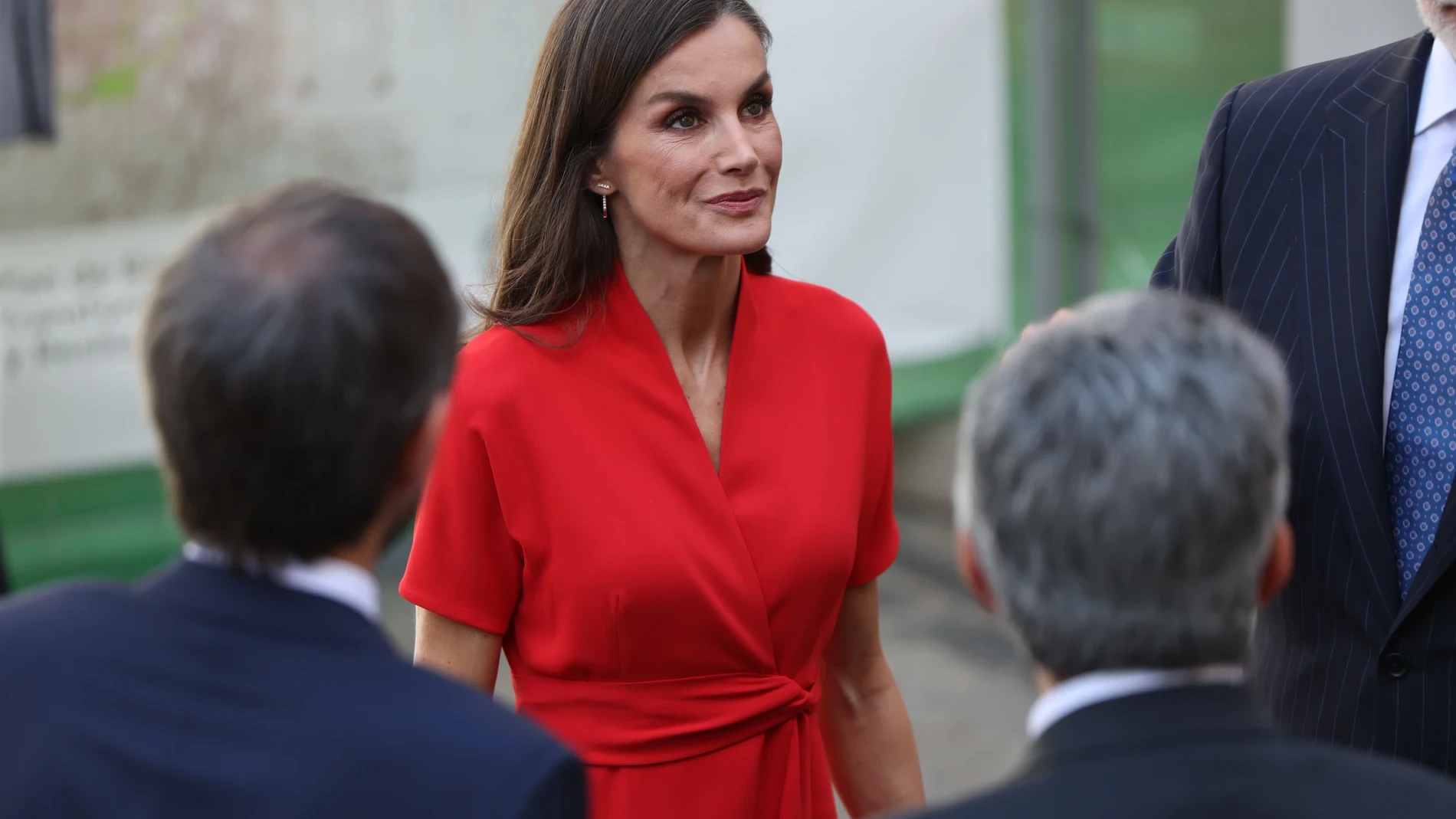 La Reina Letizia estrena en Toledo el vestido rojo de Sybilla que más estiliza y que ya quieren las invitadas más elegantes