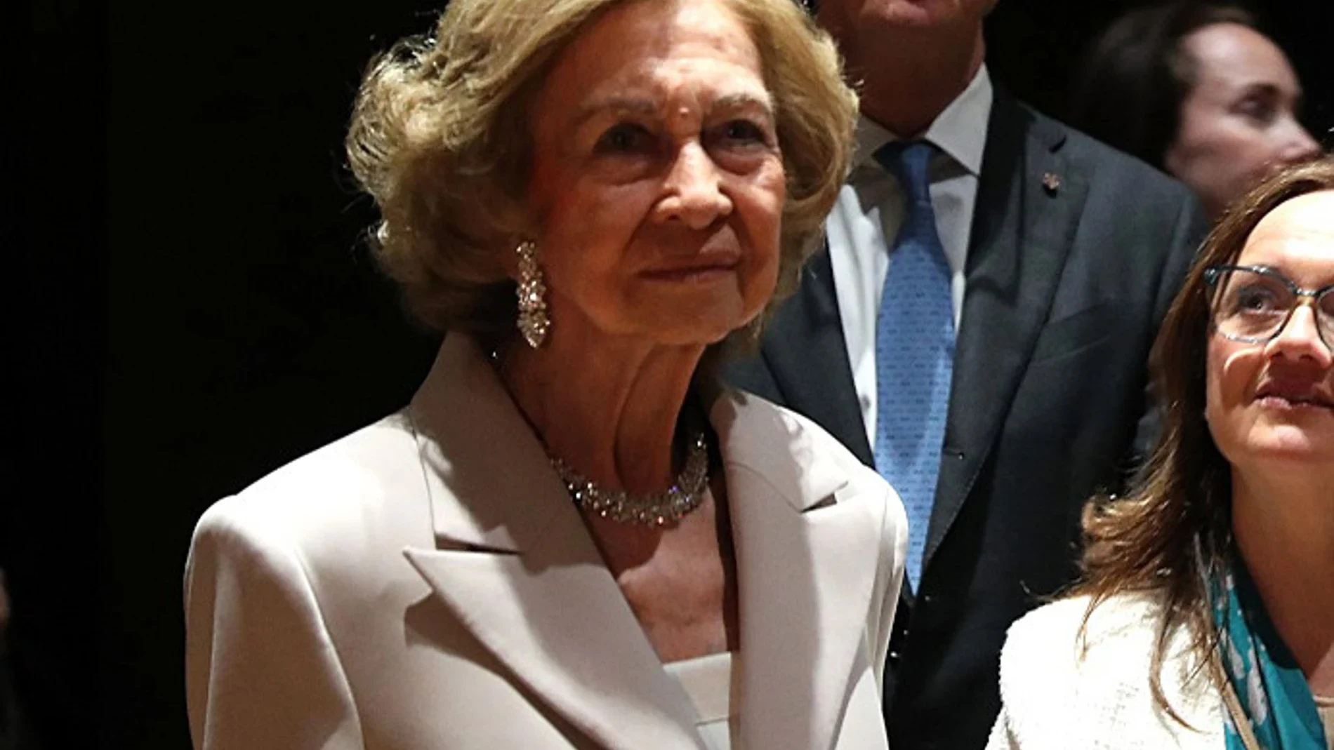 La Reina Sofía deslumbra en Reino Unido con un nuevo conjunto de diamantes: elegancia institucional en su gran noche internacional