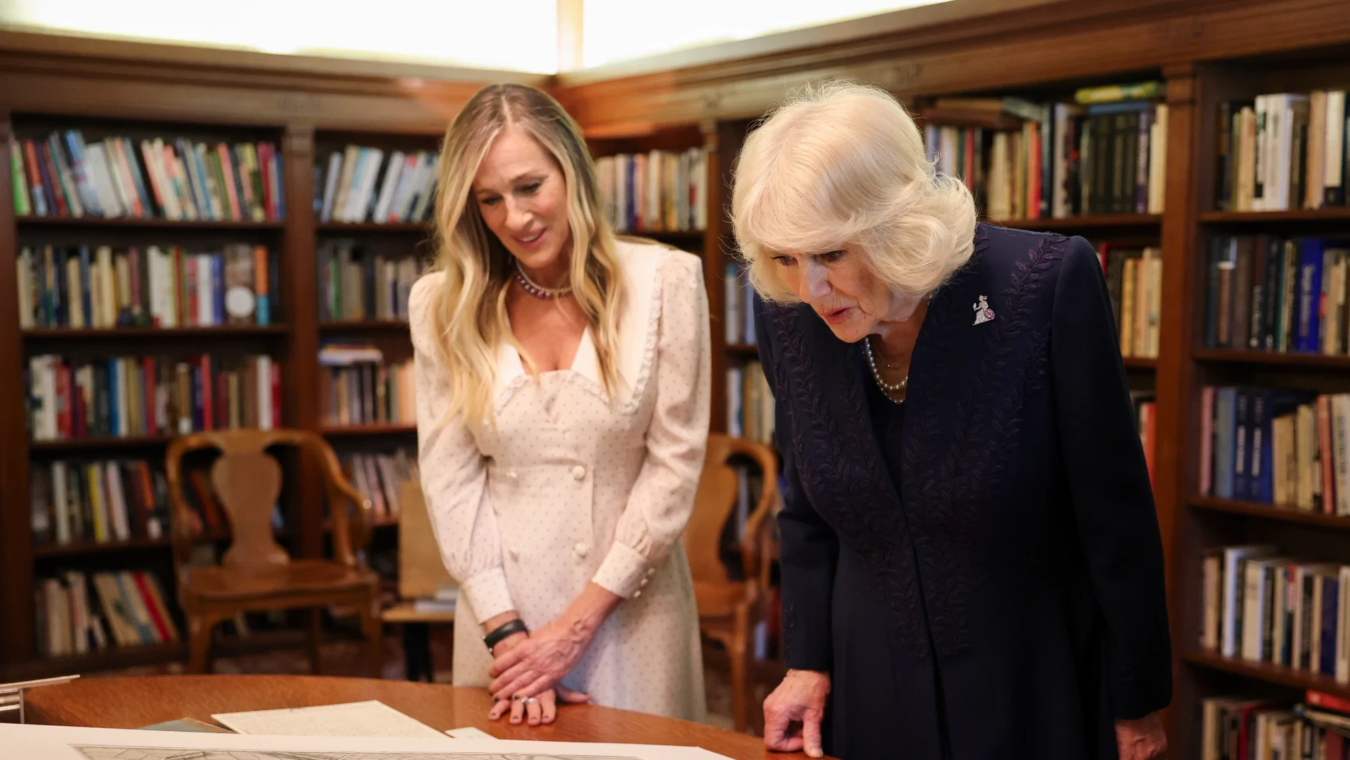 De la Reina Camila a Sarah Jessica Parker: el encuentro más inesperado en Nueva York que une tradición royal y moda neoyorquina