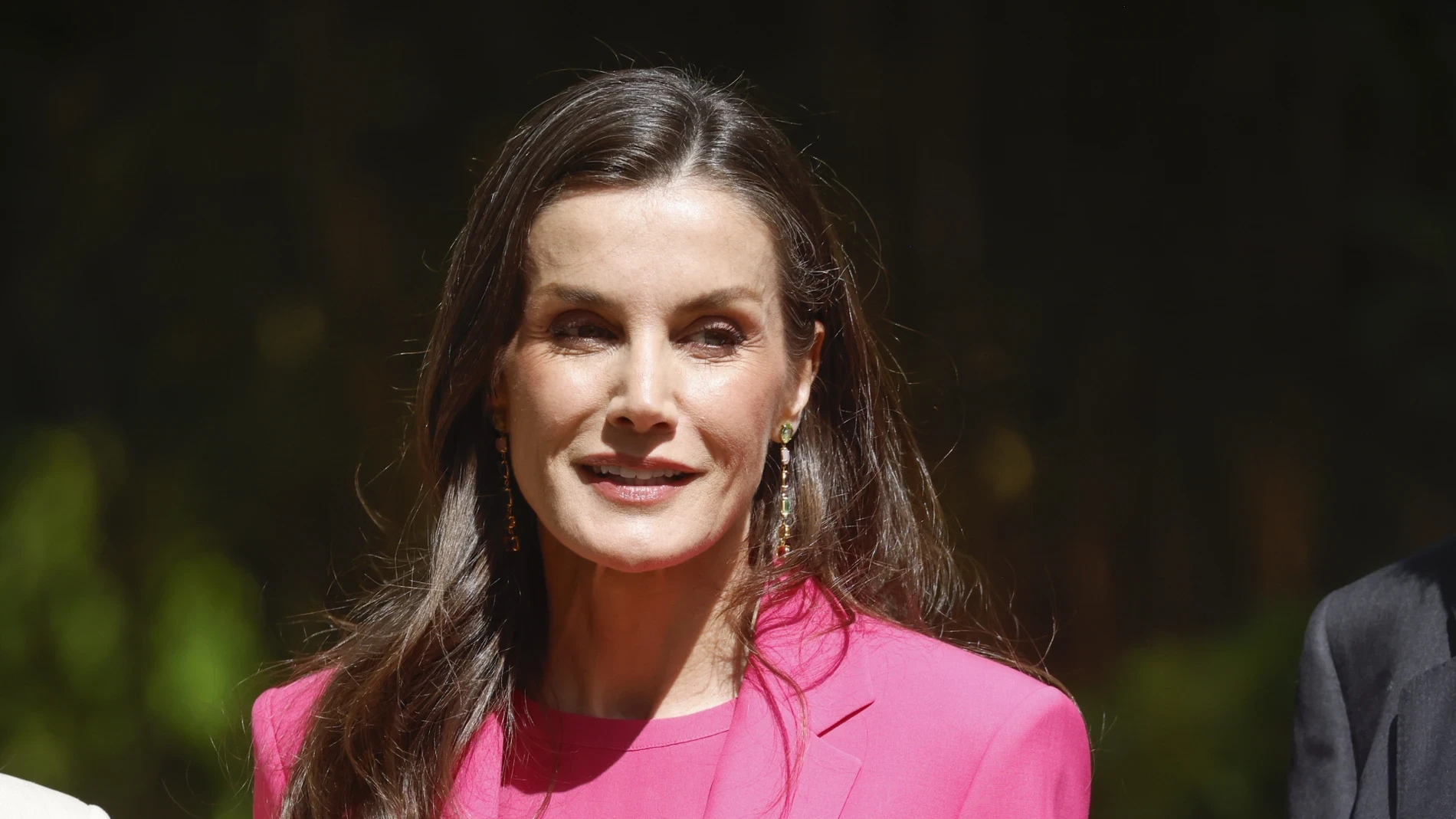 La Reina Letizia deslumbra en Granada con su traje fucsia más favorecedor: el look de primavera que eleva el clásico sastre