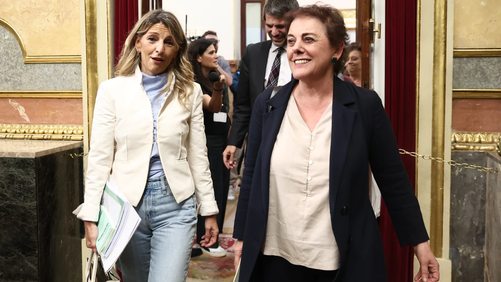 Yolanda Díaz encuentra el equilibrio perfecto entre comodidad y elegancia en el Congreso: el look con vaqueros que redefine el estilo institucional