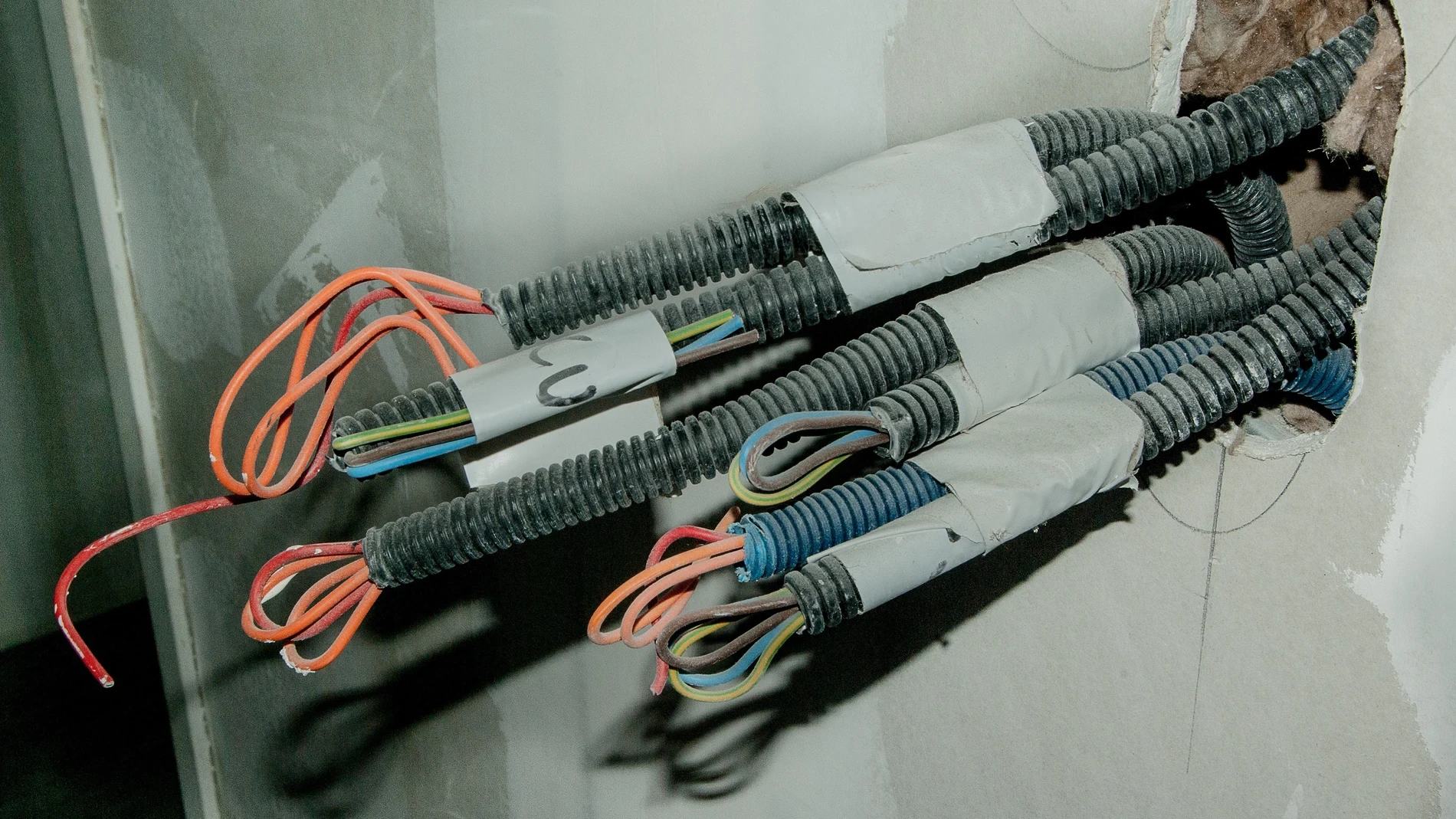 Nunca conectes un cable sin saber esto: qué indican sus colores
