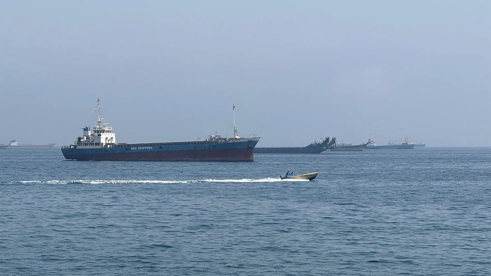EE UU lanza ataques contra Irán tras acusarlo de agredir barcos comerciales en Ormuz
