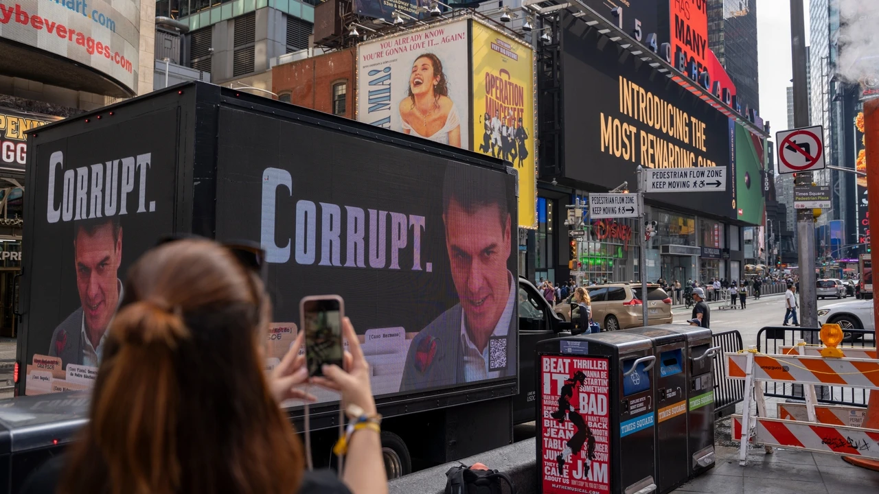 Hazte Oír presigue a Sánchez hasta Nueva York con la polémica lona que le llama 