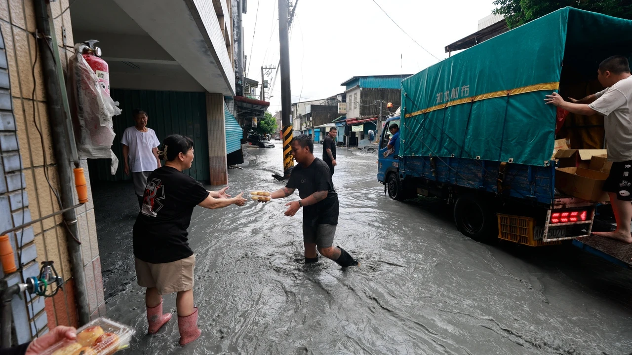 Piscinas improvisadas, pesca urbana y humor: la cara insólita del tifón Ragasa en Macao