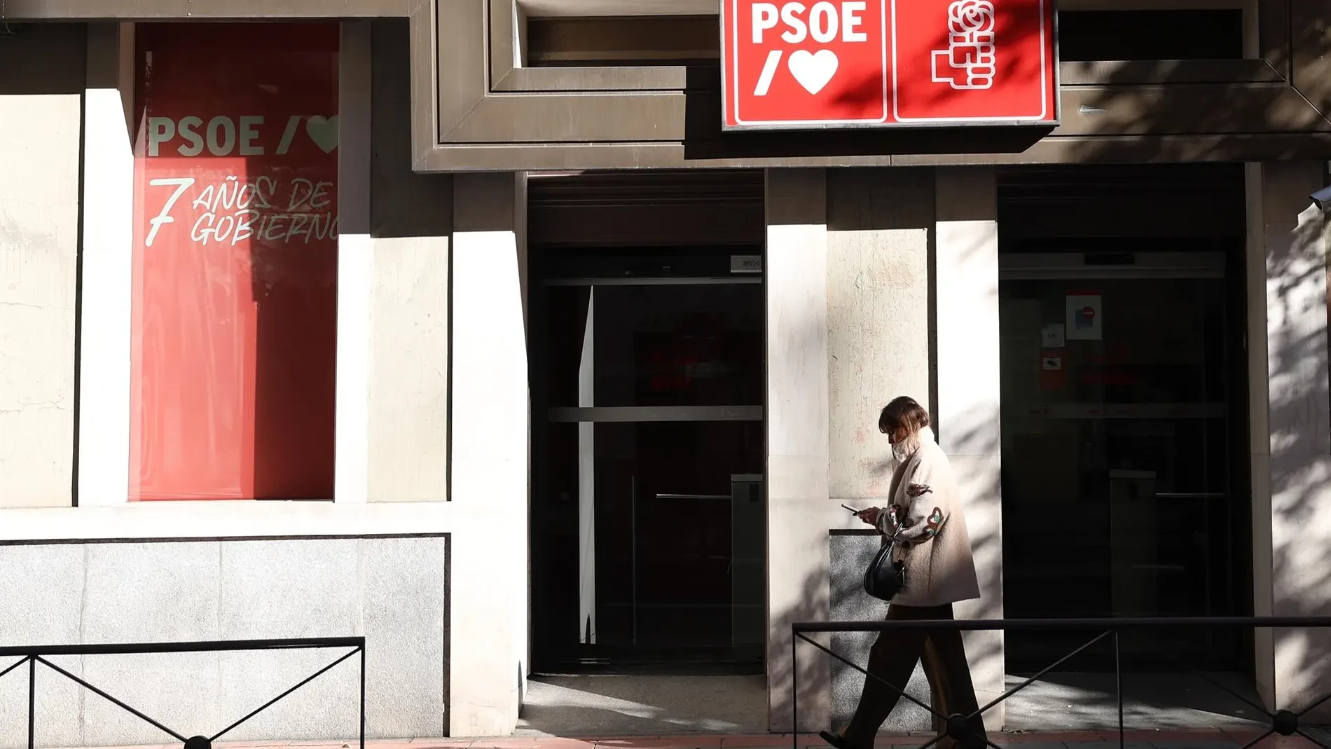 Agentes de la Guardia Civil entran en la sede del PSOE en Ferraz por una presunta trama de financiación ilegal