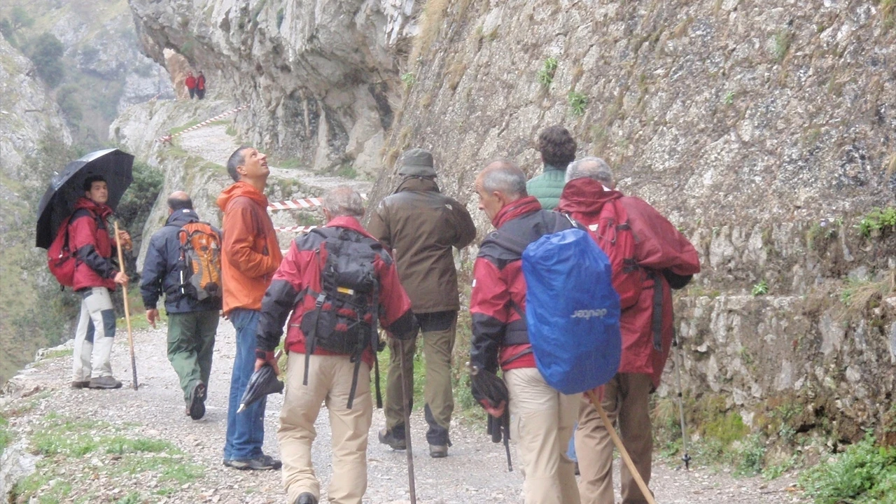 Accidente en la Ruta del Cares: muere la alemana de 29 años que cayó 50 metros tras recibir el impacto de una piedra